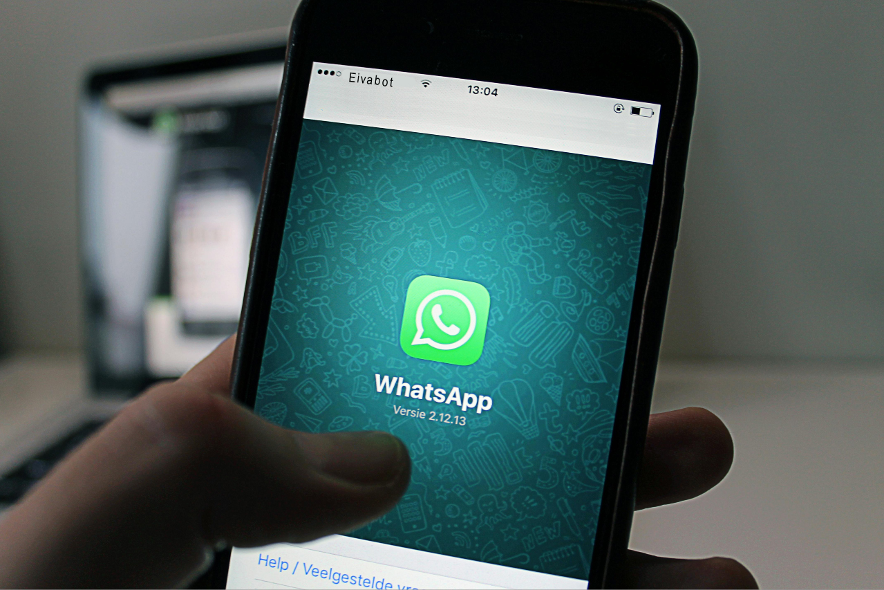 Equipe usando tecnologia para atendimento digital e automação no WhatsApp